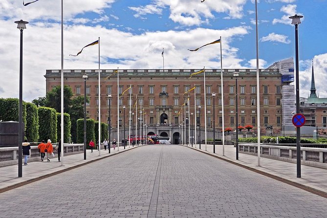 Private 4h VIP city tour by limousine car and guide in Stockholm - Concert Hall, National Theatre, and museum-island driving