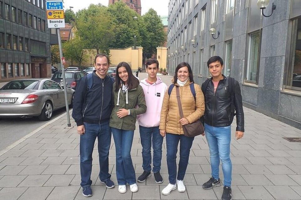 Stockholm: Must-See Attractions Walking Tour with a Guide - Getting oriented at Stortorget and the Max Burgers meeting spot