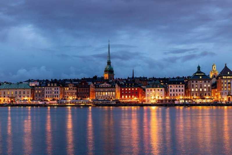 Stockholm: Must-See Attractions Walking Tour with a Guide - The Royal Palace grounds: what to notice besides the big walls