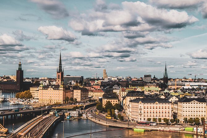 Stockholm: Old Town and City Guided Walking Tour - Meeting at Skeppsbrokajen: find your Vox City guide fast
